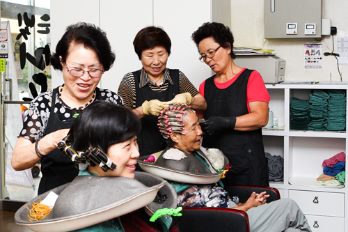 은퇴한 가위손 할머니들, 미용실로 돌아왔다 < 일과봉사 < 시니어 < 기사본문 - 백세시대