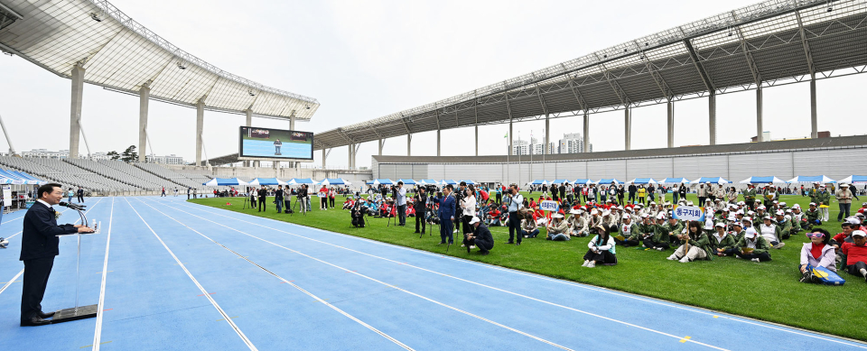 유정복 인천시장이 '2025 인천시장기 노인건강체육대회'에 참석한 인천연합회 10개 구·군지회 선수단 및 임직원 등에게 격려사를 하고 있다.