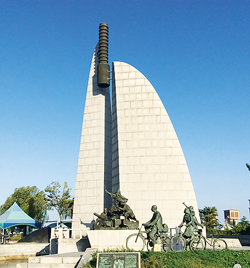 군산시 성산면 금강하구둑 인근의 금강시민공원에 세워진 진포대첩 기념탑.