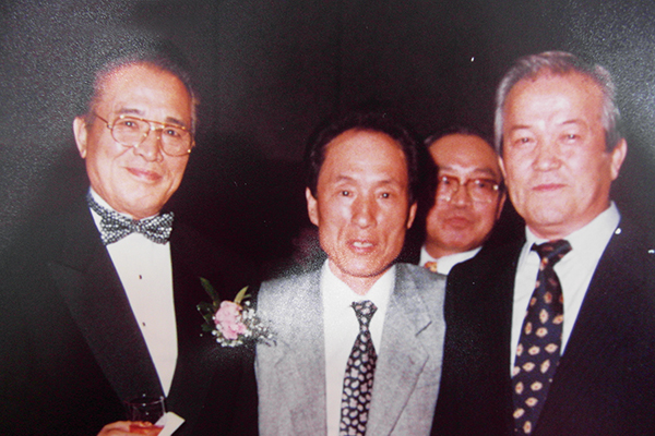 한 행사장에서 이우석 회장(중앙)과 영화배우 신영균(왼쪽 끝).