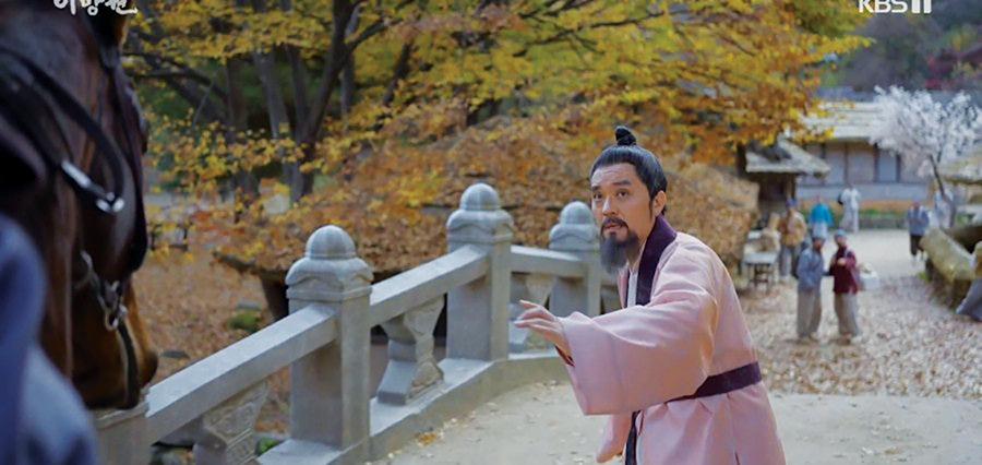 선죽교에서 자객에 피살 당하기 직전 정몽주. 드라마 한 장면.