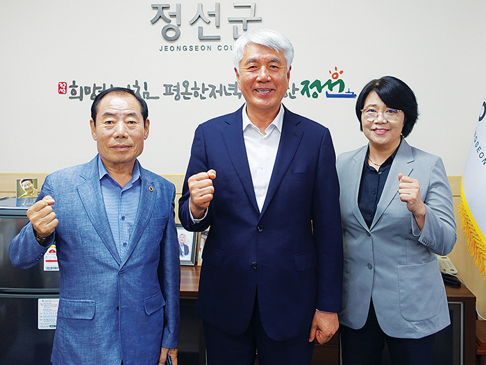 최승준 정선군수(중앙)가 인터뷰 자리에 배석한 이근식 대한노인회 강원 정선군지회장(왼쪽 끝)과 이현숙 백세시대 발행인과 함께 기념 촬영했다.