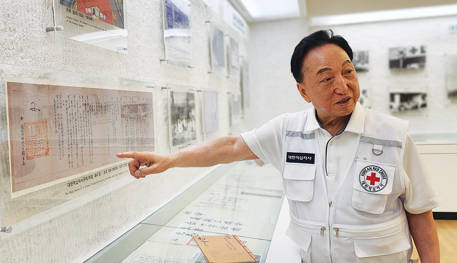 김철수 회장이 지난 7월 8일, 대한적십자사 서울사무소 1층에 전시 중인 고종황제 칙령을 가리키며 내용을 설명하고 있다.