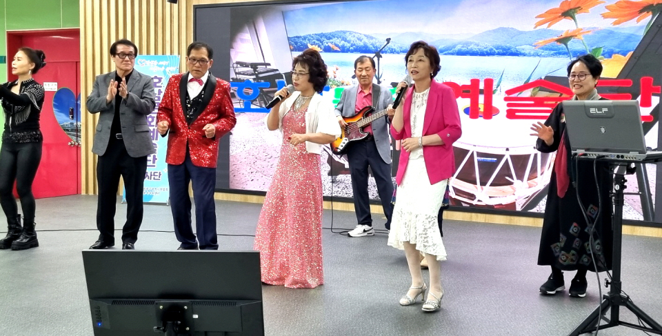 광주연합회 호남문화예술단봉사단이 공연을 펼치고 있다.