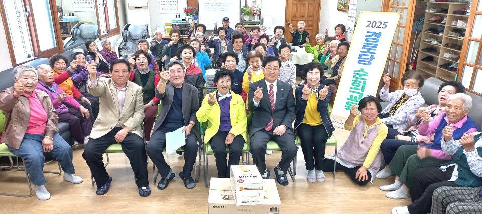 제주시지회가 관내 경로당을 방문해 순회교육을 실시하고 있다. 오른쪽 두 번째 문준식 지회장.