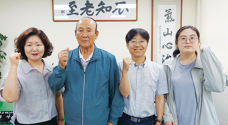 나원식 고령군지회장(왼쪽 두 번째)이 직원들과 단합의 포즈를 취했다. 나 지회장 왼편이 홍수경 사무국장.