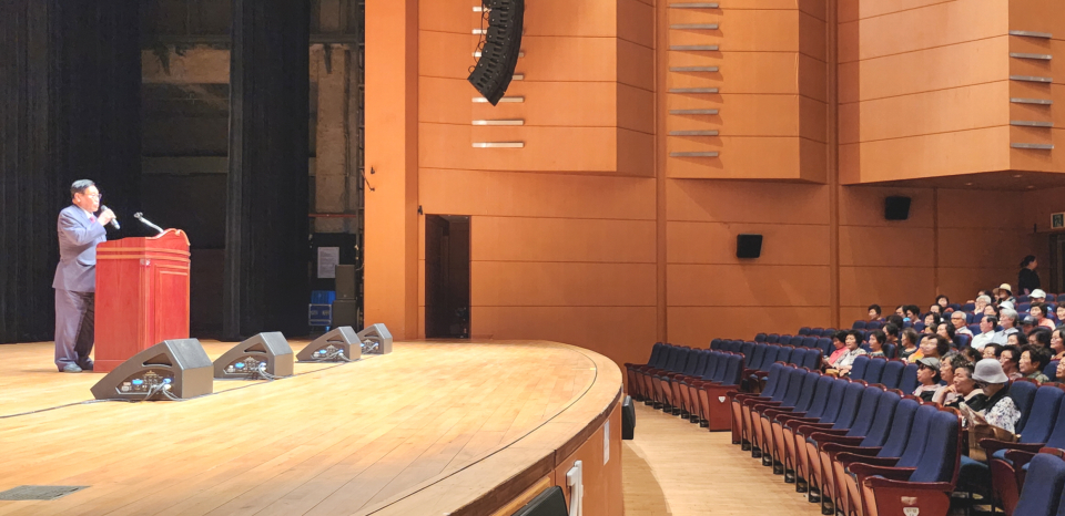 노인일자리 찹여자를 대상으로 하는 문화활동에서 서춘계 지회장이 인사말을 하고 있다.