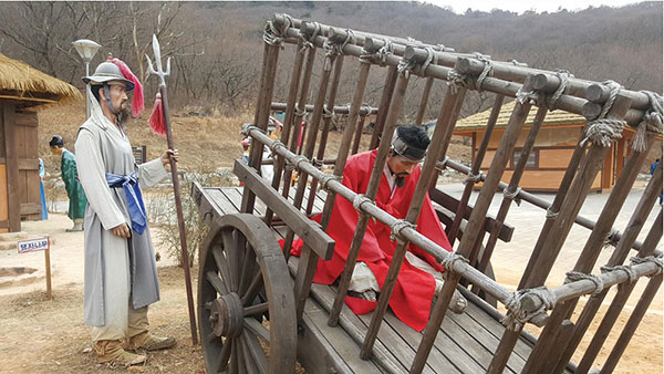 연산군이 소달구지를 타고 유배지에 도착한 모습의 조형물. 사진=연합뉴스
