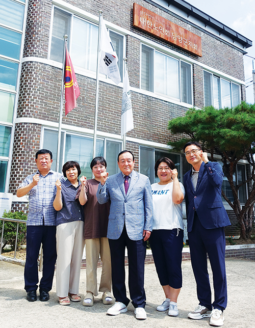 박영돈 담양군지회장(오른쪽 세 번째)이 직원들과 단합의 포즈를 취했다. 맨 오른편이 전삼석 사무국장.