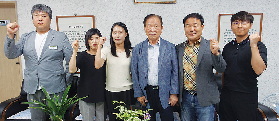이공진 고창군지회장(오른쪽 세번째)이 직원들과 단합의 포즈를 취했다. 이 지회장 오른쪽이 정진하 사무국장.