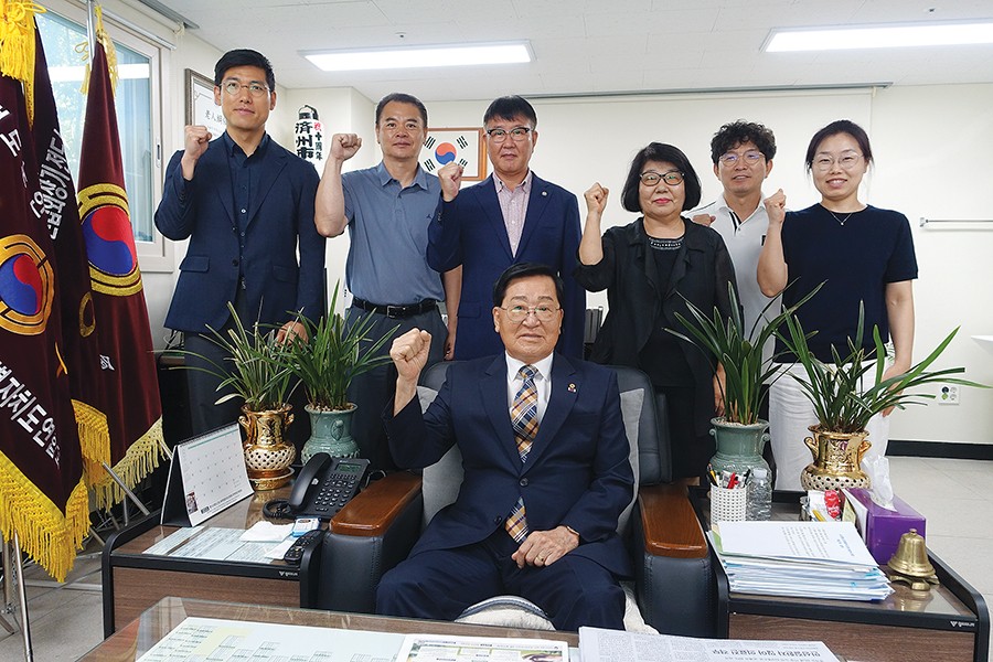 문준식 제주시지회장(앉은 이)이 직원들과 단합의 포즈를 취했다. 뒷줄 오른쪽에서 세 번째가 문복실 사무국장.