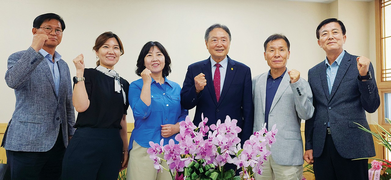 이종익 대구연합회장(오른쪽 세 번째)이 이중근 중앙회장이 보내온 축하 화분을 앞에 두고 직원들과 단합의 포즈를 취했다. 이 지회장 오른편이 조남인 총무국장.