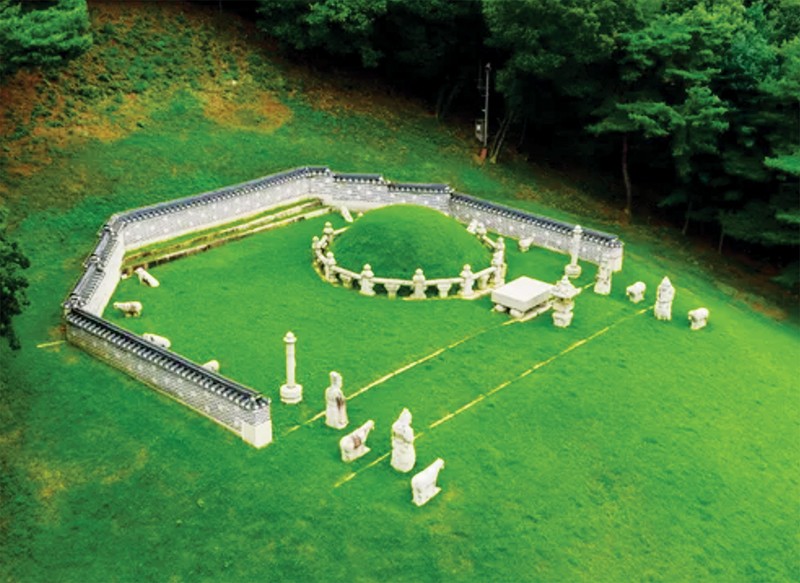 경기도 고양시 서오릉에 있는 정성왕후 무덤 홍릉. 영조는 반대편인 동구릉에 두 번째 부인 정순왕후와 묻혀 있다.