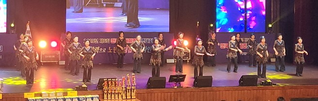 즐거운인생팀이 대회에서 실버체조를 선보이고 있다.  