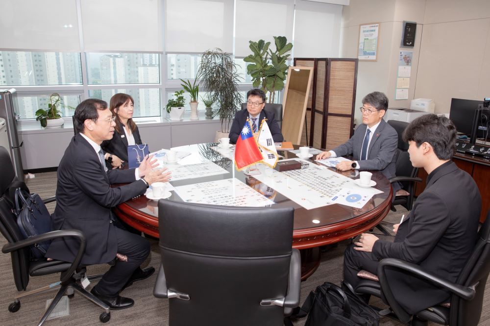 국민건강보험공단에 방문한 대만 위생복리부 장관(좌측 1번째)과 엄호윤 국민건강보험공단 기획상임이사(좌측 4번째)가 면담을 하고 있다.