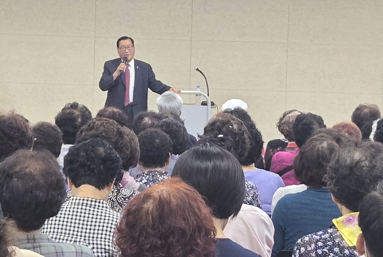 양산시지회 천성노인대학에서 서춘게 지회장이 특강을 실시했다. 
