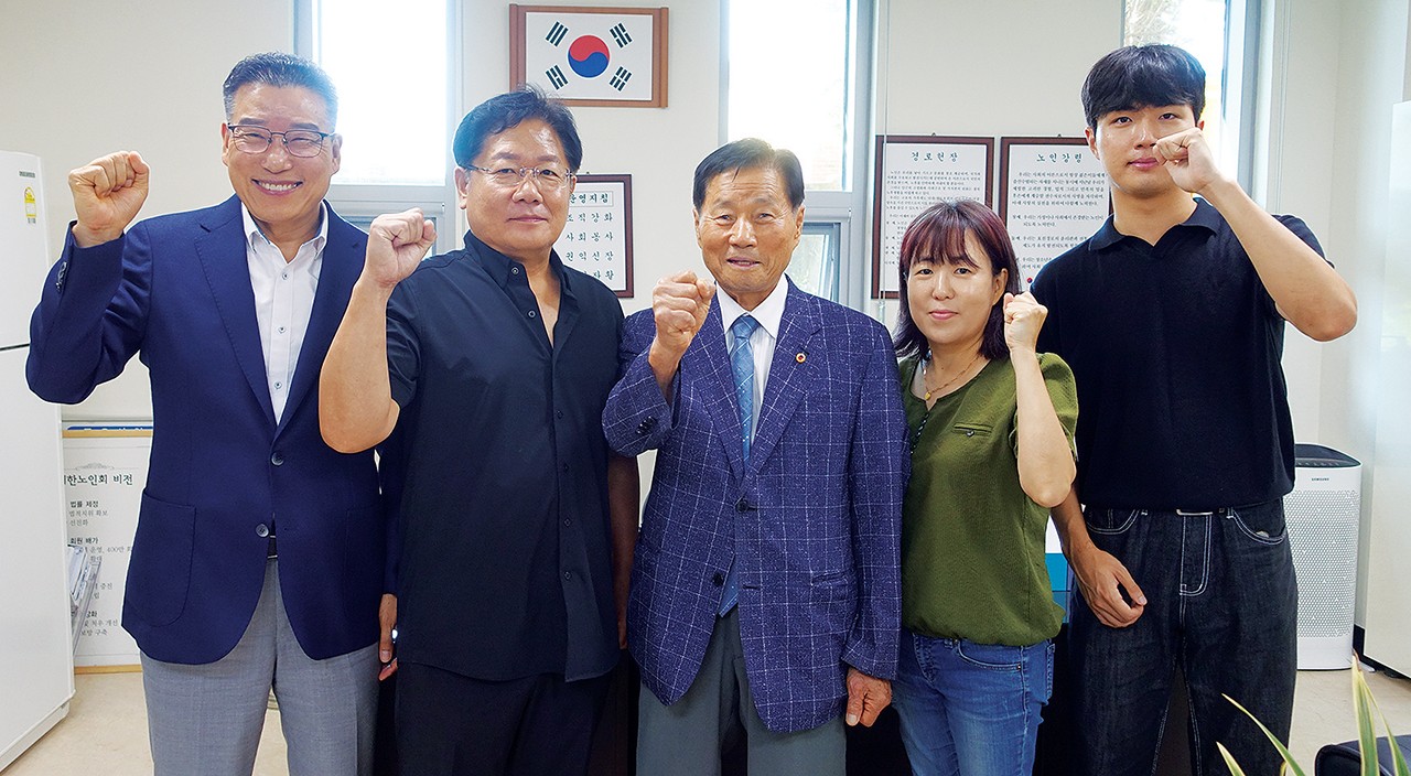 최일천 순창군지회장(사진 중앙)이 직원들과 단합의 포즈를 취했다. 최 지회장 왼편이 조동환 사무국장, 왼쪽 끝이 서화종 취업지원센터장.
