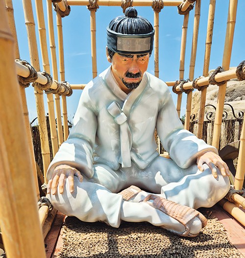 연산군이 소달구지를 타고 유배 가는 당시 모습을 인형으로 만들어 강화도 교동에 전시해놓았다.