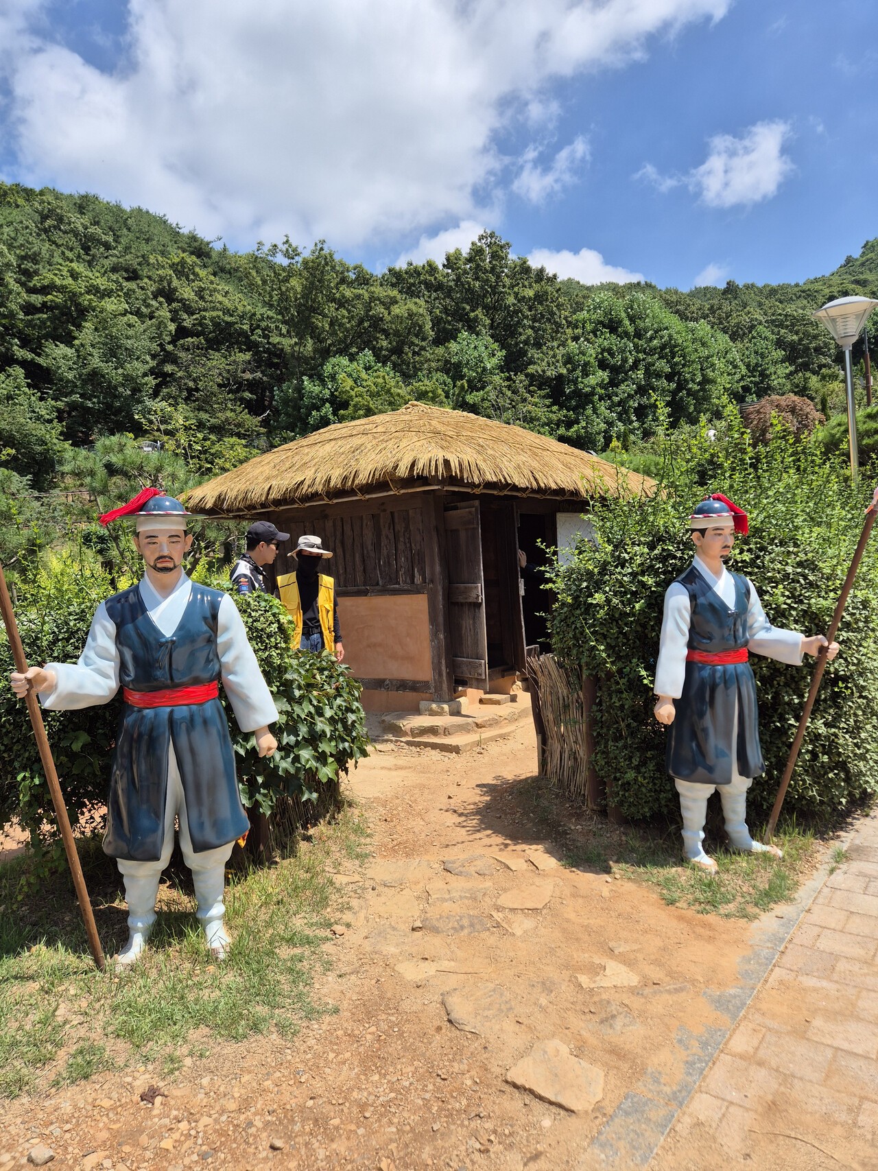 강화도 교동에 있는 연산군 유배지.  외출도 허락되지 않은 채 단칸방에서 지내다 질병으로 사망했다.