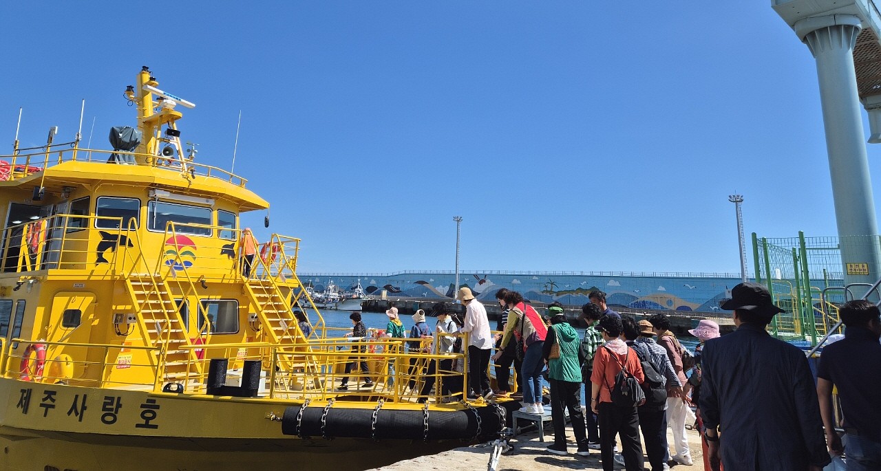 제주사랑호 유람선에 탑승하고 있는 노인대학생들