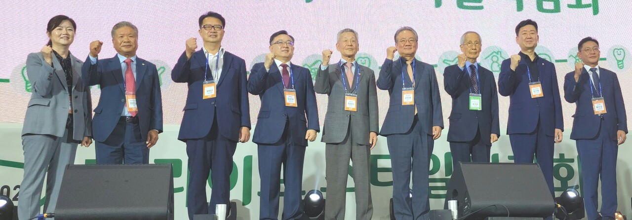 개막식에 참석한 내빈들이 개막 퍼포먼스를 한 뒤 기념촬영을 하고 있다. 사진 왼쪽부터 김현미 독거노인종합지원센터장, 이인교 한국전력전우회 회장, 정태근 전 국회의원, 김성보 서울시 행정2부시장, 최재덕 대한노인회 상임부회장, 강호병 머니투데이 대표, 윤여준 전 환경부장관, 김기형 국민건강보험공단 상임이사, 배진교 대통령실 국민경청비서관