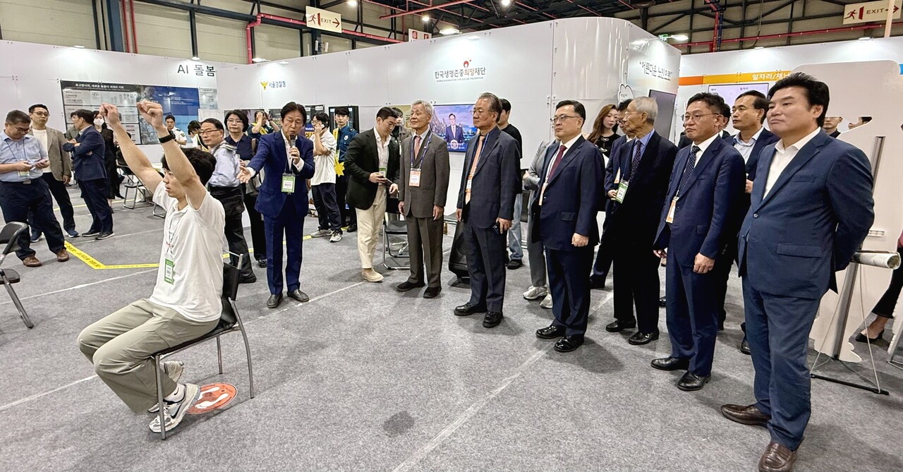 내빈들이 스마트 경로당 부스에서 어르신 맞춤 운동에 대한 설명을 듣고 있다. 