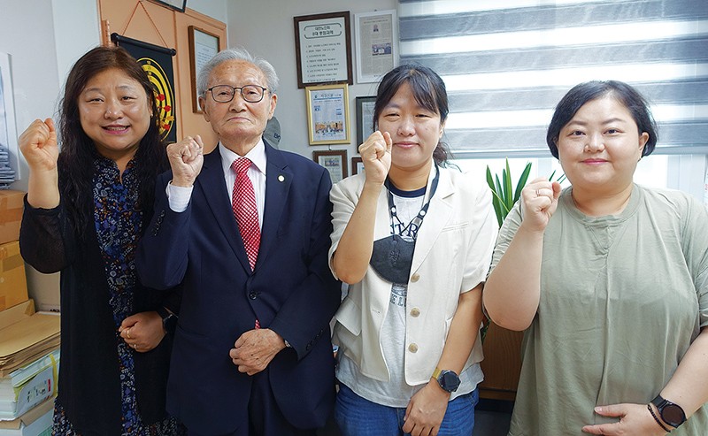 김철용 부산 서구지회장(왼쪽 두 번째)이 직원들과 단합의 포즈를 취했다. 김 지회장 왼편이 안혜정 사무국장.