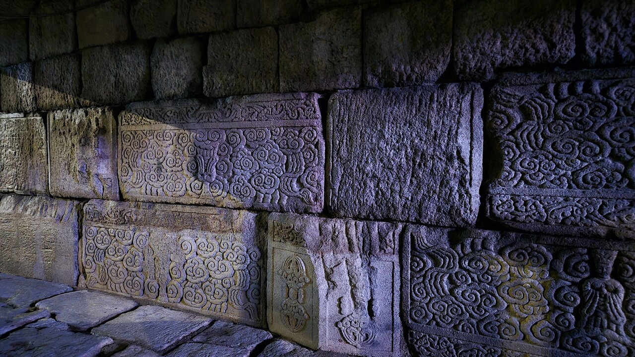 이방원은 청계천 광통교를 놓을 때  계모 강씨 묘의  병풍석을 가져다 쓸 만큼 강씨를 미워했다.