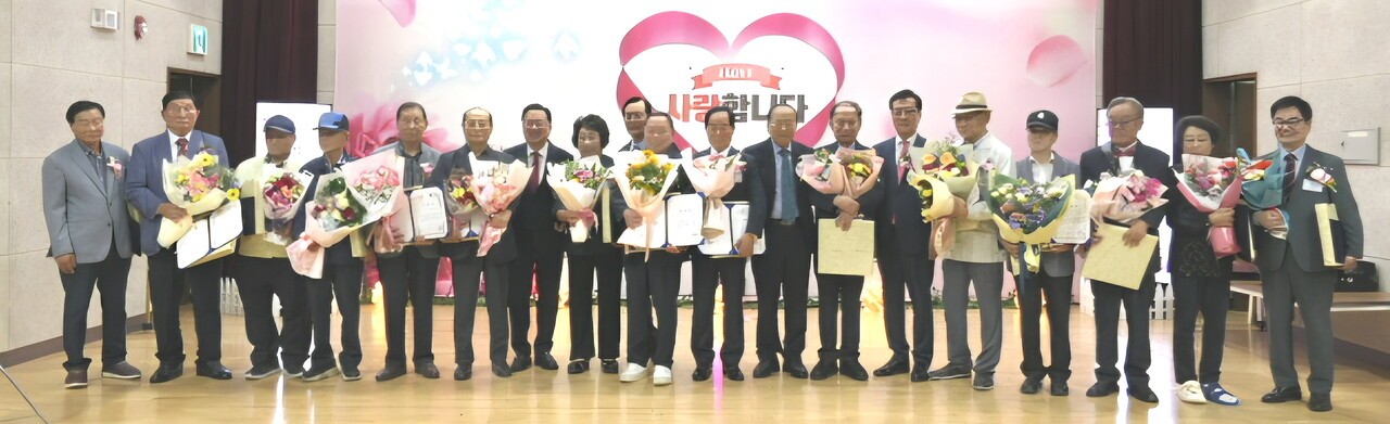 대전연합회 노인의날 기념식에서 박상도 연합회장(오른쪽 여덞번째)이 수상자들과 기념촬영을 하고 있다. 