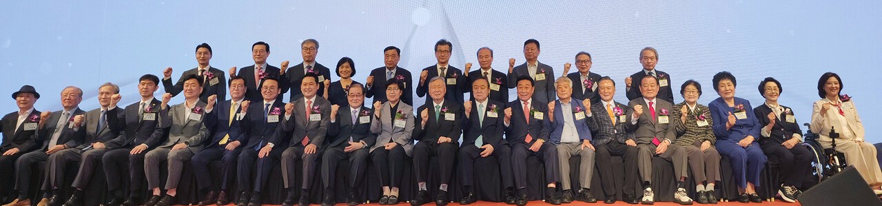 이중근 회장이 정은경 장관, 이종찬 광복회장, 정대철 헌정회장 등 주요 내빈과 기념 촬영을 하고 있다.