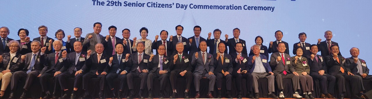 이중근 회장과 김두봉 연합회장(앞줄 왼쪽에서 9, 10번째)을 비롯한 시도연합회장과 중앙회 임원들이 기념촬영을 하고 있다.