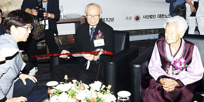 정은경 장관이 올해 100세가 된 김준배 전 송파구지회장(가운데)과 박순례 어르신에게 청려장을 전달하고 있다.