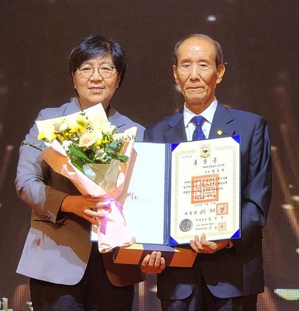 국민훈장 석류장을 수상한 천두식 울산 동구지회장(오른쪽)이 정은경 장관과 기념촬영을 하고 있다.
