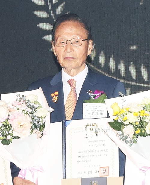 대통령 표창을 수상한 문우택 부산연합회장.