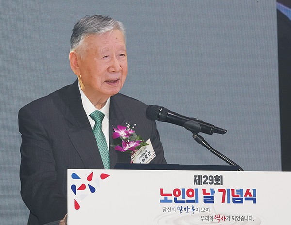 이중근 대한노인회장이 인사말을 하고 있다.