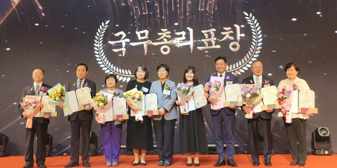 국무총리 표창을 받고 정은경 장관과 기념촬영하고 있다. 왼쪽 두번째 이광부 전북 무주군지회장과 오른쪽 두번째 이영문 충남 당진시지회장.