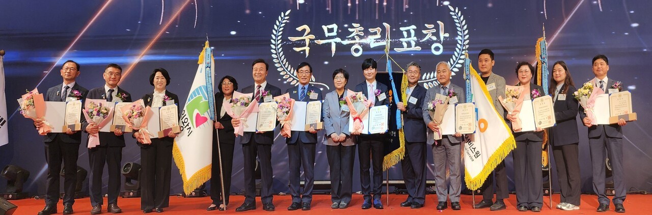 국무총리 표창을 받고 정은경 장관과 기념촬영하고 있다. 왼쪽 첫번째  김주선 강원자원봉사센터와 세번째 김은희 세종특별자치시지회 사무처장.