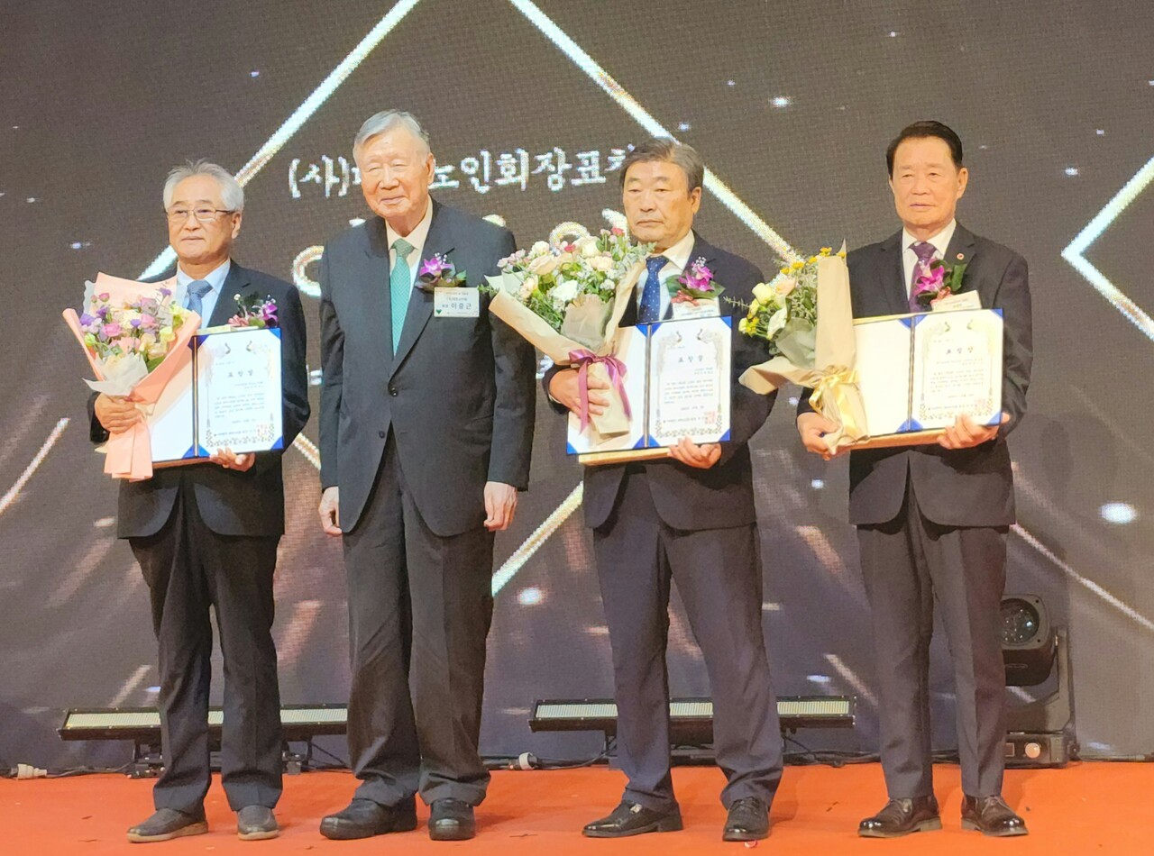 대한노인회 표창을 받고 기념촬영하고 있다. 사진 왼쪽부터 이종원 인천 미추홀구지회장, 이중근 회장, 신희범 경남연합회장, 이진수 경기 남양주시 다산포레스트2단지경로당 회장.