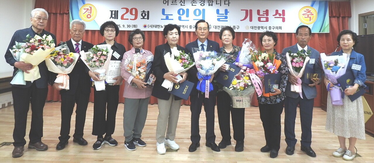 이인상 지회장(오른쪽에서 네번 째)이 수상자들과 기념촬영을 하고 있다. 