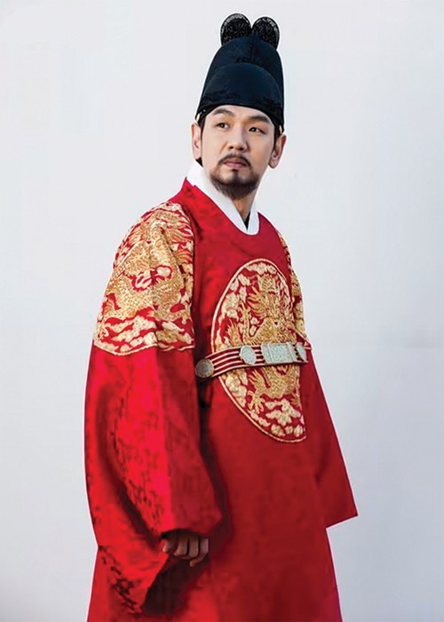 TV 드라마 ‘징비록’에서 선조로 분한 김태우. 선조는 의병장을 공신으로 책봉하지 않고 자기와 같이 피난 간 환관을 공신으로 책봉하는 비상식적인 모습을 보였다.