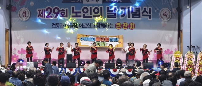 프로그램 발표회에 참여한 어르신들