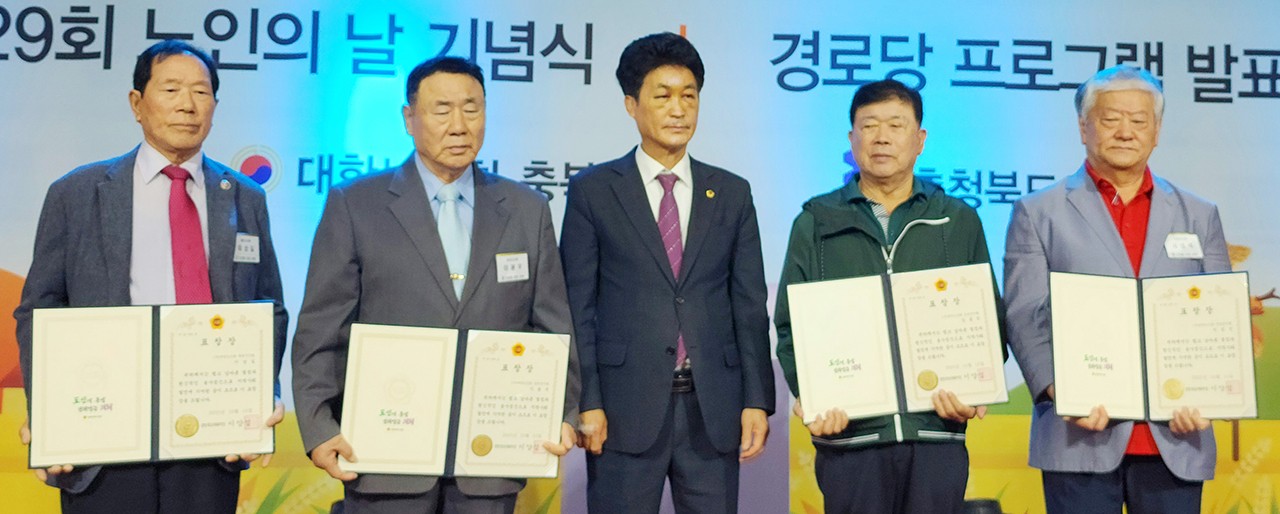 이양섭 도의장(가운데)이 도의회 의장 표창 수상자들과 기념촬영을 했다.