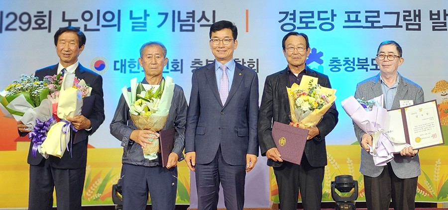 윤건영 교육감(가운데)이 교육감 감사장 수상자들과 기념촬영을 하고 있다.