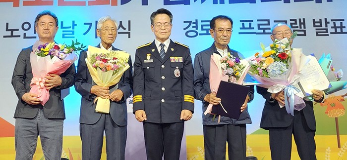 우지완 충북경찰청 공공안전부장(가운데)이 충북경찰청장 감사장 수상자들과 기념촬영을 했다.