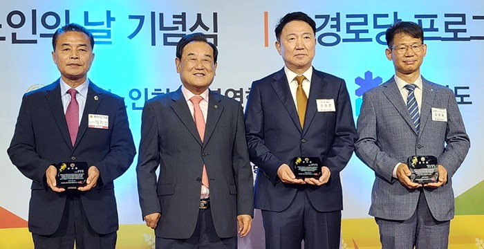 이명식 연합회장(왼쪽 두 번째)은 연합회 발전에 기여한 박지헌 도의원(왼쪽 첫 번째) 등에게 감사패를 전달한 뒤 기념촬영을 했다.