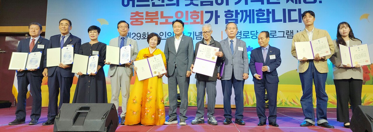 김영환 도지사(왼쪽 여섯 번쨔가 제천시지회를 대표해 복지부장관 표창을 수상한 최동수 제천시지회장(왼쪽 첫 번째)을 비롯한 장관 표창, 도지사 표창 수상자들과 기념촬영을 하고 있다. 
