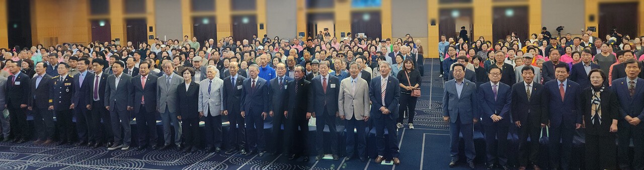 대한노인회 충북연합회가 김영환 충북도지사, 이명식 충북연합회장, 김광홍 중앙회 부회장(앞줄 왼쪽 6, 7, 8번째)과 지회장 등 450명이 참석한 가운데 제29회 노인의날 기념식 및 경로당 프로그램 발표회를 성황리에 개최했다.