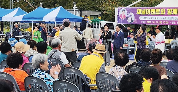 윤덕봉 부산 북구지회장이 건강걷기 및 어울림한마당 행사에 앞서 인사말을 하고 있다.