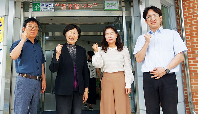 김금자 대덕구지회장(왼쪽 두번째)이 직원들과 단합의 포즈를 취했다. 김 지회장 왼편이 성욱제 사무국장.