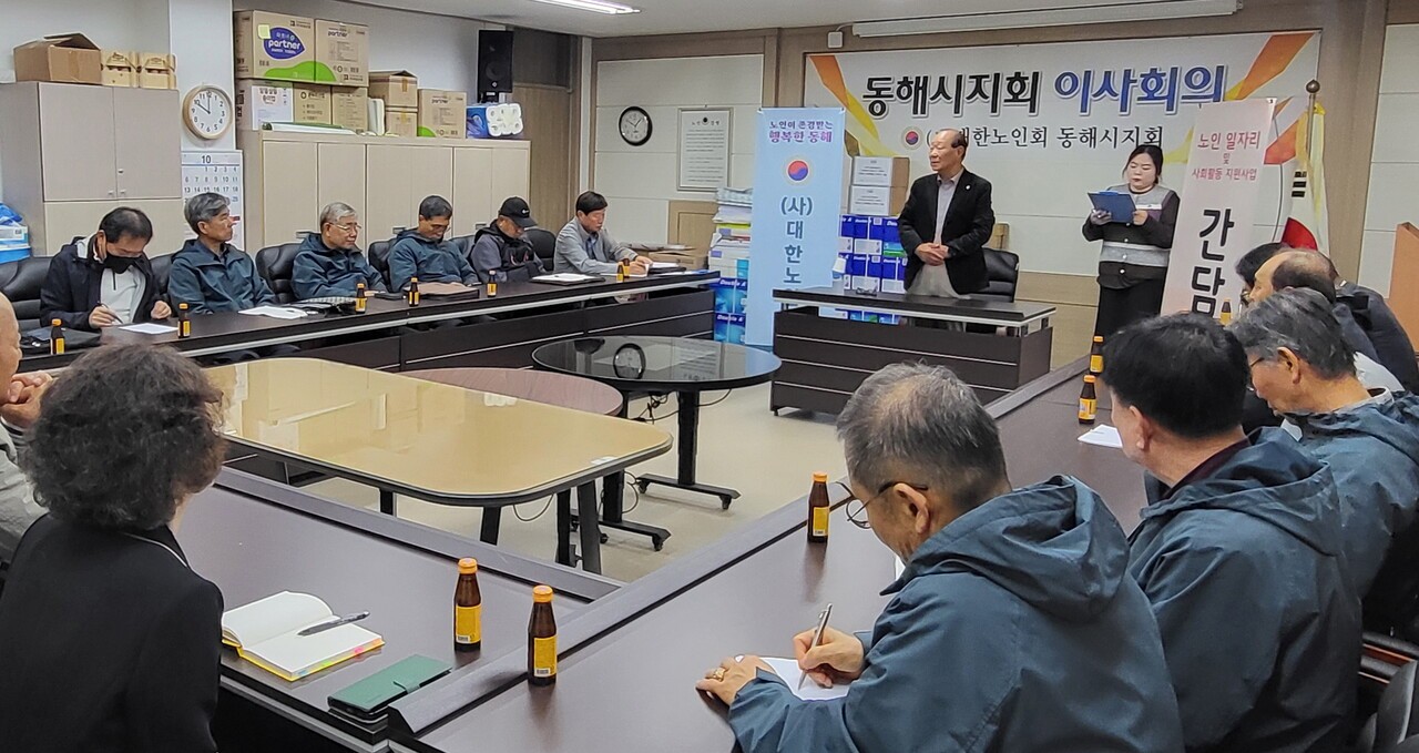 이용기 지회장이 인사말을 하고 있다 